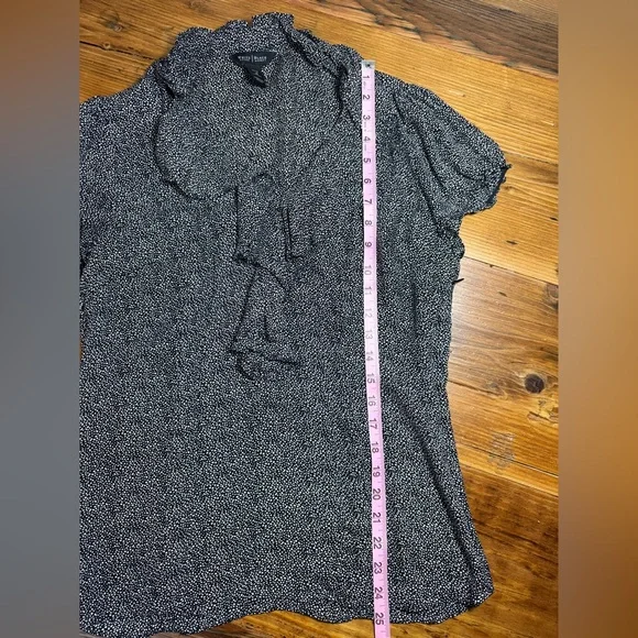 White House Black Market Black, White Cap Sleeve V-Neck Ruffle Silk Blouse Sz 10 - Picture 6 of 13